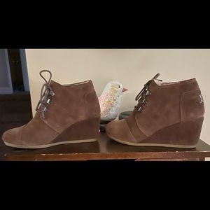 Tom's size 7, brown booties with fur inside.